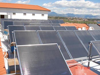 güneş enerjisi panelleri ile otel sıcak su sistemi